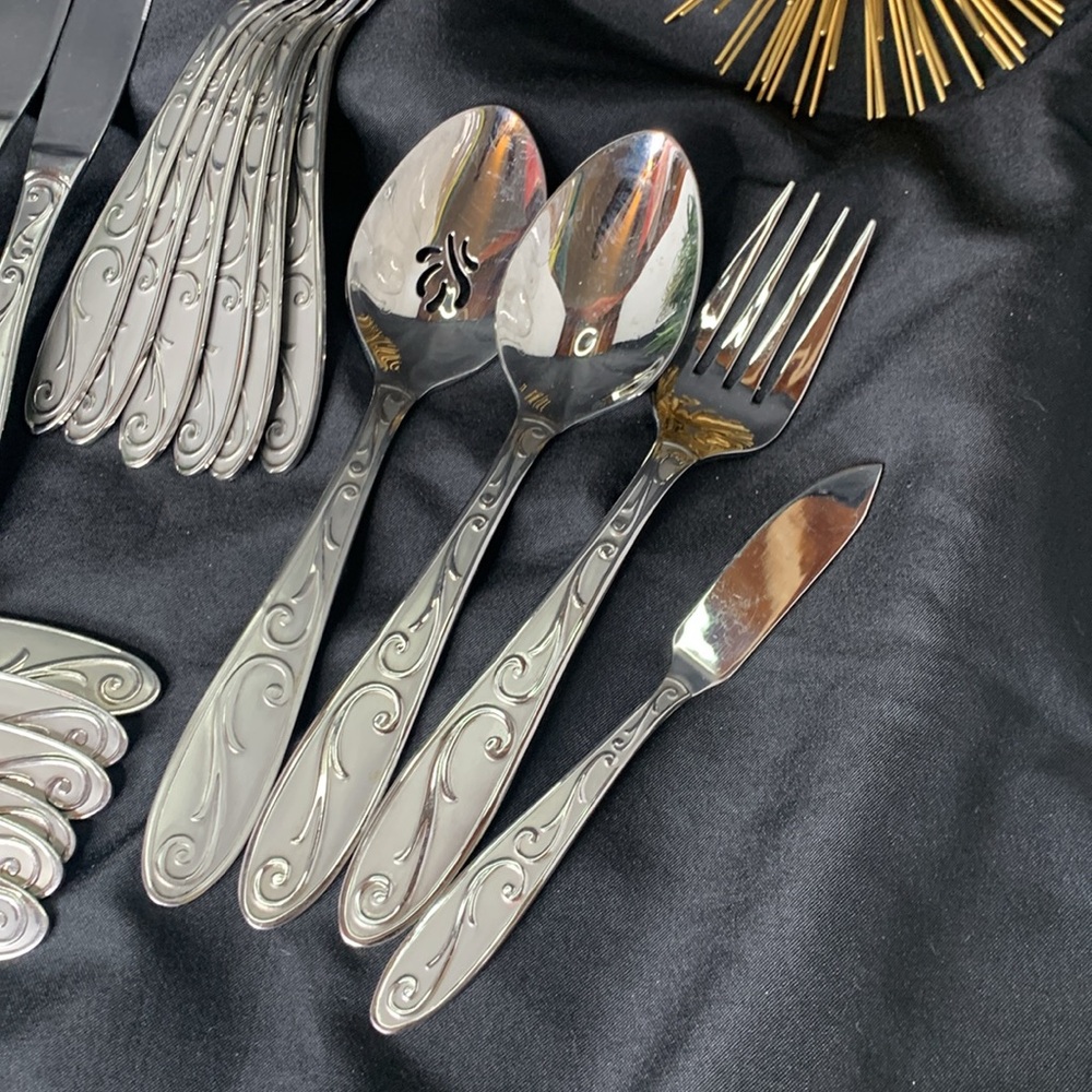 Oneida MANDERLY 28 piece Oneida flatware and serving set - Picture 2 of 12